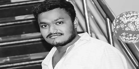 ஏரியில் மிதந்த இளைஞரின் சடலம்: மரணத்தில் சந்தேகம் இருப்பதாக பெற்றோர் புகார்