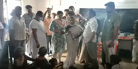 சத்துணவு சாப்பிட்ட குழந்தைகளுக்கு உடல் பாதிப்பு - அங்கன்வாடி ஊழியர் பணியிடை நீக்கம்