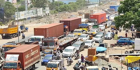 சென்னை: பூந்தமல்லி நெடுஞ்சாலையில் கடும் வாகன நெரிசலில் சிக்கித் தவிக்கும் வாகன ஓட்டிகள்