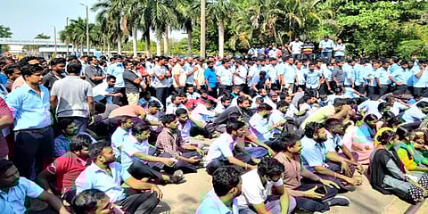 ஃபோர்டு தொழிற்சாலை செட்டில்மெண்ட் விவகாரம்: 3வது நாளாக உள்ளிருப்பு போராட்டம்