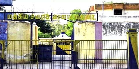 மதுரை: கைதியை தற்கொலைக்கு தூண்டியதாக சிறை காவலர் பணியிடை நீக்கம்