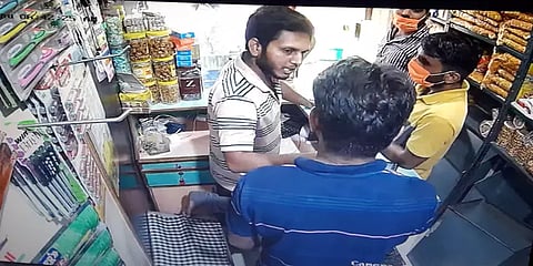 சேலம்: மளிகை கடையில் புகுந்து வடமாநில இளைஞர் கடத்தல் - 6 பேர் கொண்ட கும்பல் துணிகரம்