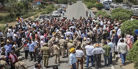 காஷ்மீரில் வங்கி மேலாளர் சுட்டுக்கொலை - இந்து அமைப்பினர் போராட்டம்