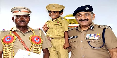 காக்கி உடையில் கம்பீரமாக வந்த சிறுவன்: இருக்கையில் அமரவைத்து அழகு பார்த்த காவல் ஆணையர்