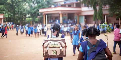 தமிழகத்தில் 669 பள்ளிகளில் ஒற்றை இலக்கில் மாணவர்கள்... மாணவர் சேர்க்கை பேரணிக்கு ஏற்பாடு