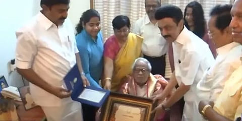 `கலைஞர் நினைவு கலைத்துறை வித்தகர் விருது’: வீட்டுக்கே சென்று வழங்கி கௌரவித்த முதல்வர்!