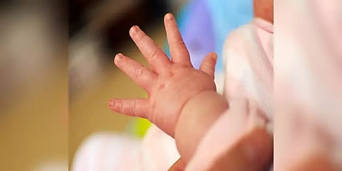 உ.பி மருத்துவமனை அலட்சியம்: பிறந்து மூன்று நாட்களே ஆன குழந்தை எறும்புக் கடித்து மரணம்?