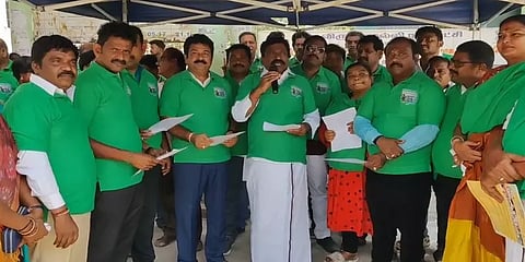 துடைப்பத்தால் பெருக்கி 'என் குப்பை என் பொறுப்பு’ திட்டத்தை துவக்கி வைத்த எம்எல்ஏ