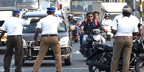 சென்னை: ஹெல்மட் அணியாமல் பயணம் - 12 நாளில் எத்தனை பேர் மீது வழக்கு?