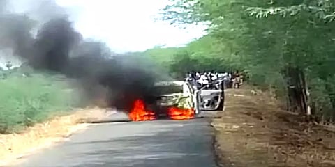 ராமநாதபுரம்: சாலையில் சென்ற கார் திடீரென தீப்பிடித்து எரிந்ததால் பரபரப்பு