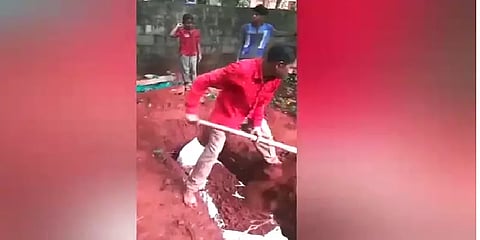 புதைத்த உடலை தோண்டியெடுத்து வேறொரு இடத்தில் அடக்கம் செய்த சகோதரர்