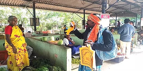 துணிப்பை பயன்பாடு குறித்து நூதன விழிப்புணர்வு பிரச்சாரம் - சமூக ஆர்வலருக்கு பாராட்டு