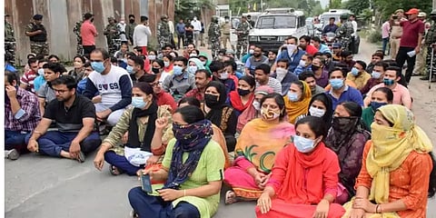 காஷ்மீரில் தொடரும் பதற்றம்: 177 பண்டிட் ஆசிரியர்கள் பாதுகாப்பான இடங்களுக்கு மாற்றம்