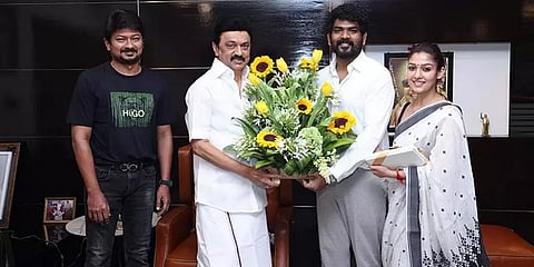 முதல்வர் மு.க.ஸ்டாலினை நேரில் சந்தித்து திருமண பத்திரிகை வழங்கிய நயன்தாரா-விக்னேஷ் சிவன்!