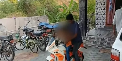 சேலம்: மகனின் ஆசைக்காக சிறிய ரக பைக் தயாரித்த தந்தை! பாய்ந்தது வழக்கு