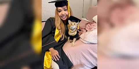 எல்லா ஆன்லைன் வகுப்பிலும் மாணவியுடன் பங்கேற்ற பூனைக்கு பாராட்டு தெரிவித்த பல்கலைக்கழகம்!