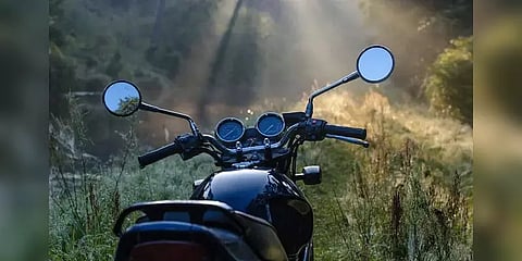 திருடப்பட்ட எனது பைக்கை போலீஸ் பயன்படுத்துகிறார்கள் - பாகிஸ்தான் ஆசாமி விநோத புகார்!