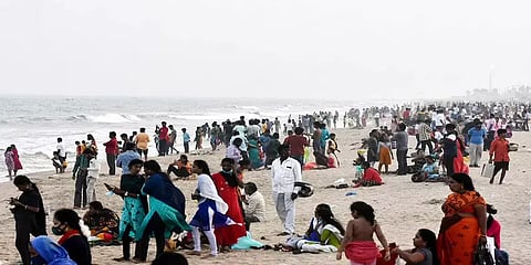 தாங்க முடியாத வெப்பம் - சென்னை மெரினா கடற்கரையில் அலைமோதிய மக்கள் கூட்டம்