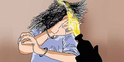 சென்னையில் காதல் விவகாரத்தில் பெண் மீது ஆசிட் வீச்சு; மற்றொரு பெண் உட்பட இருவர் கைது