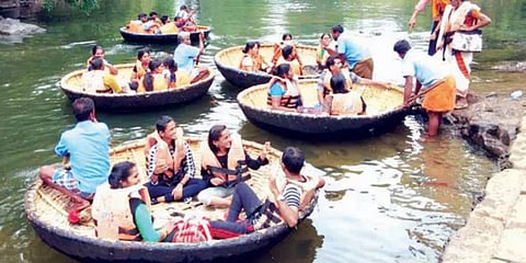 ஒகேனக்கல் பரிசல் பயணத்துக்கு கூடுதல் கட்டண வசூல்: சுற்றுலா பயணிகள் குற்றச்சாட்டு