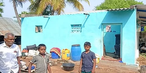 கிருஷ்ணகிரி: சூறாவளி காற்றுடன் பெய்த ஆலங்கட்டி மழையால் சேதமடைந்த வீடுகள்