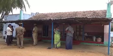 வீட்டின் மேற்கூரை வழியே இறங்கி விவசாயி வெட்டிக்கொலை - மர்ம நபர்களை தேடும் போலீசார்