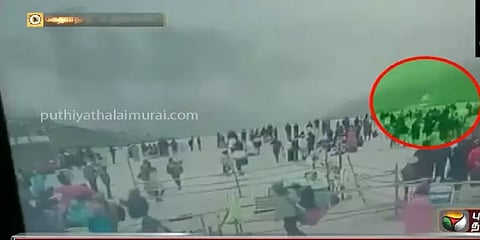 தரையிறங்க முடியாமல் அங்குமிங்கும் சுழன்ற ஹெலிகாப்டர் - பக்தர்கள் பீதி