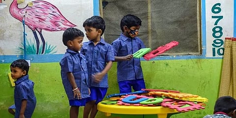 அரசுப் பள்ளிகளில் எல்.கே.ஜி., யு.கே.ஜி. வகுப்புகள் அங்கன்வாடிக்கு கீழ் மாற்றம்!