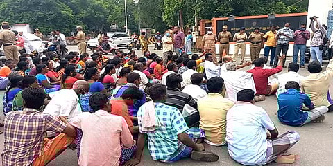 “அதிக மயக்க மருந்தே காரணம்..”.. பிரசவத்துக்கு பின் இறந்த பெண்ணின் உறவினர்கள் போராட்டம்