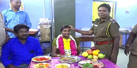 காவல் நிலையத்தில் கர்ப்பிணி பெண் காவலருக்கு சக காவலர்கள் நடத்திய வளைகாப்பு விழா!