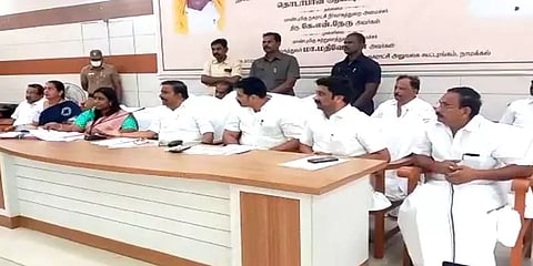 ’இப்படி செல்போனை நோண்டிக் கொண்டிருந்தால்..’ - அதிகாரியை கண்டித்த அமைச்சர் நேரு