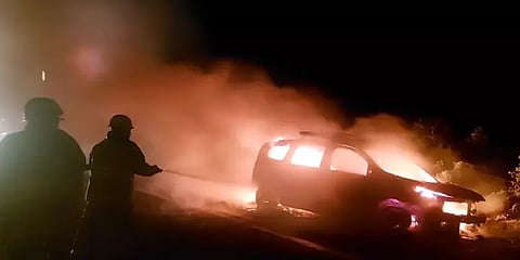 ஆம்பூர்: சாலையில் பழுதாகி நின்ற காரை தள்ளியபோது திடீரென தீப்பிடித்து எரிந்ததால் பரபரப்பு