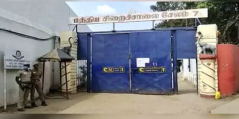 சேலம்: போலீசாரிடம் சிக்காமல் இருக்க ரவுடிக்கு உதவியதாக சிறை வார்டன்கள் இருவர் சஸ்பெண்ட்