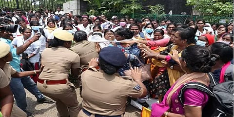 ’அனுமதியின்றி போராட்டம், பெண் போலீஸ் மண்டை உடைந்தது’ - செவிலியர்கள் மீது வழக்குப்பதிவு