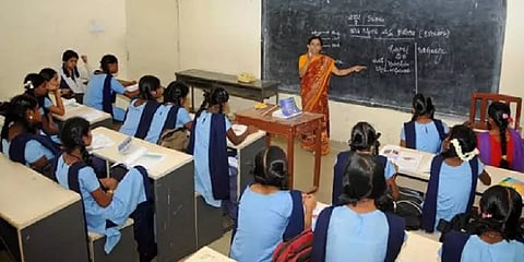 `9,000 ஆசிரியர் பணியிடங்கள் காலி; அதிகரிக்கும் ஓராசிரியர் பள்ளிகள்’- அதிர்ச்சி தரவுகள்