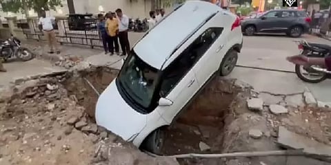 மழைநீர் வடிகால் பணிக்காக தோண்டப்பட்ட குழி - மருத்துவர் ஓட்டி வந்த கார் விழுந்து விபத்து