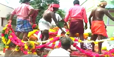 எத்தனை போட்டிகள்..எவ்வளவு பரிசுகள்! - உயிரிழந்த கோயில் காளைக்கு ஆட்டம் பாட்டத்துடன் அஞ்சலி