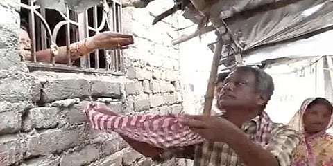 இறந்த மகனின் உடலை எடுத்து செல்ல ரூ.50,000 லஞ்சம் - பணம் இல்லாததால் பிச்சை எடுத்த பெற்றோர்