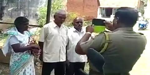 மதமாற்றம் செய்ய வந்ததாக கிறிஸ்தவர்கள் முகத்தில் விபூதி வீசிய இந்து முன்னணி அமைப்பினர்