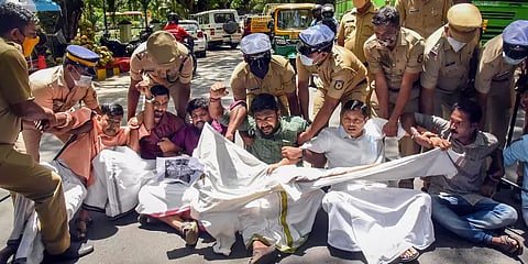 தங்கக்கடத்தல் விவகாரத்தில் தொடர்பு? கேரள முதல்வர் பதவி விலகக்கோரி காங்கிரஸ் ஆர்ப்பாட்டம்