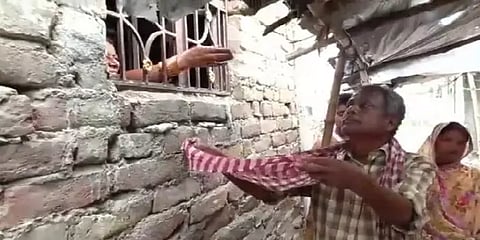 மகனின் சடலத்தை கொடுக்க ரூ.50 ஆயிரம் லஞ்சம் - பிச்சையெடுத்து பணம் சேகரிக்கும் பெற்றோர்