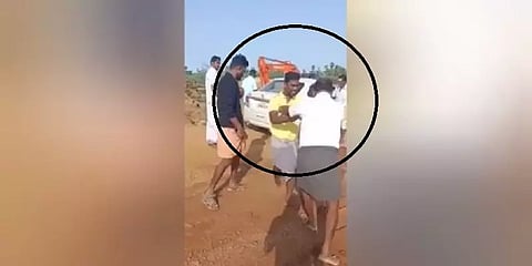 கடனை திருப்பி கேட்ட பெட்ரோல் பங்க் ஓனரை வாள் வைத்து மிரட்டிய நபர்.. வைரலாகும் வீடியோ