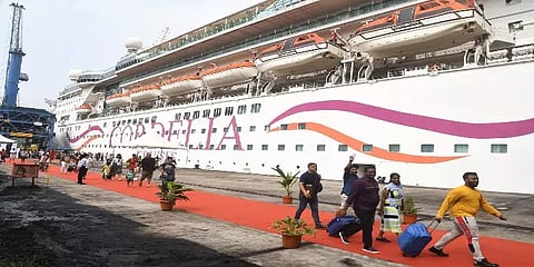 திருப்பி அனுப்பப்பட்டது எதிர்ப்பையும் மீறி புதுச்சேரிக்கு சென்ற சொகுசு கப்பல்!