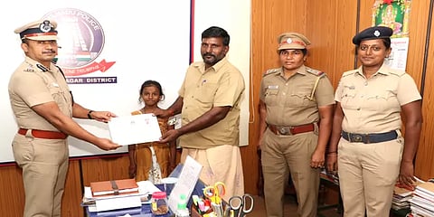 ஆட்டோவில் தவறவிட்ட 25 சவரன் நகை - உரியவரிடம் ஒப்படைத்த ஓட்டுனருக்கு பாராட்டு