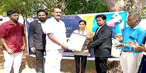 தொங்கிய வளையத்தில் அமர்ந்து கர்ப்ப பிண்ட ஆசனம் செய்து சாதனை படைத்த கல்லூரி மாணவி