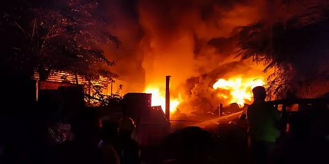 மதுரை: இரும்பு குடோனில் பயங்கர தீவிபத்து -ரூ. 10 லட்சம் மதிப்பிலான பொருட்கள் எரிந்து சேதம்