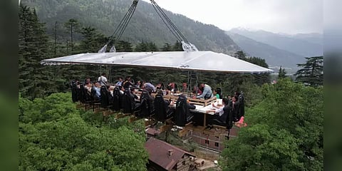 160 அடி உயரத்தில் தொங்கும் உணவகம் - அந்தரத்தில் அமர்ந்தபடியே சாப்பிடலாம்!