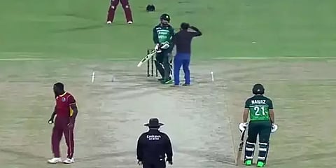 மைதானத்திற்குள் ஓடிவந்து சல்யூட் அடித்த ரசிகர்.. கட்டிப்பிடித்து அன்பை பொழிந்த பாக். வீரர்