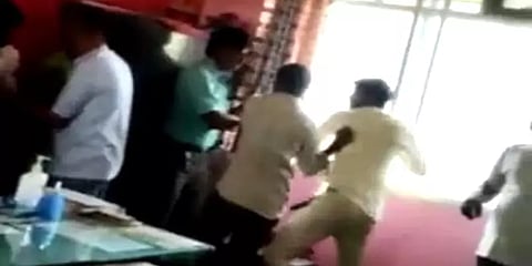 மாணவியின் ஆபாச படத்தை ஸ்டேட்டஸ் வைத்த ஆசிரியர்.. நின்றுபோன திருமணம்!