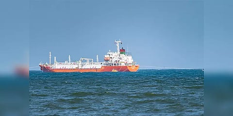 கொடுக்க காசு இல்லை! இலங்கைக்கு வந்த எரிவாயுக் கப்பல் நடுக்கடலில் நிற்கும் அவலம்!